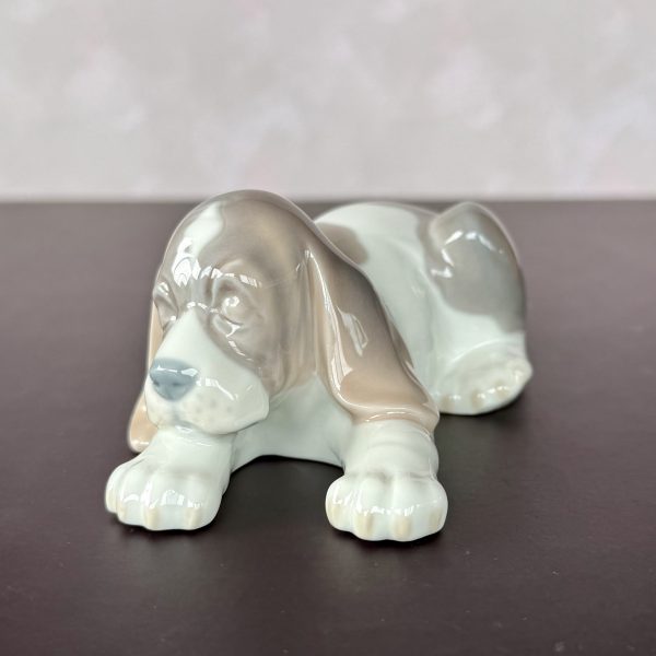 Lladro 1072 Щенок Бигля (лежит) (Нет в наличии)
