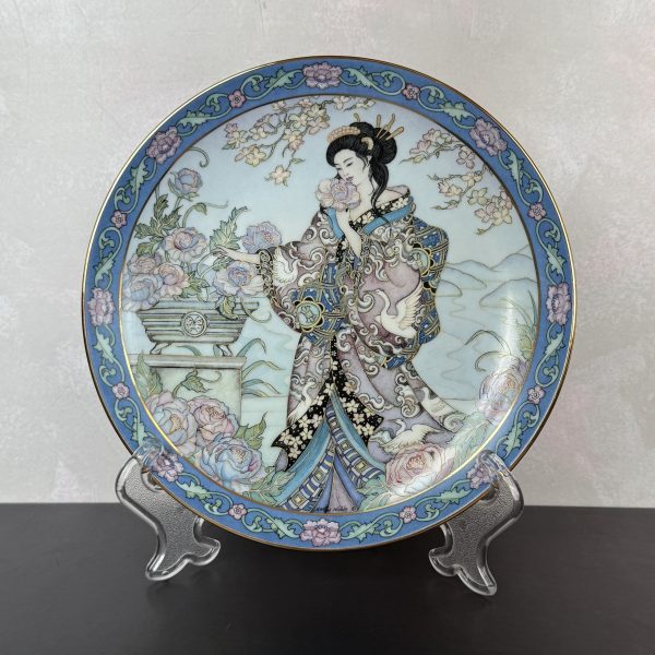 Нет в наличии. Коллекционная тарелка Royal Doulton Девушка Пион