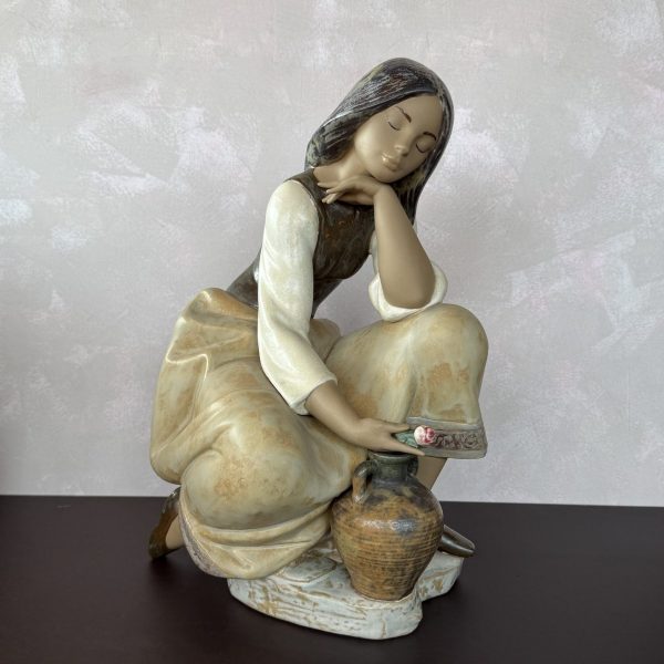 Lladro 13525 Девушка с кувшином (Грэс)
