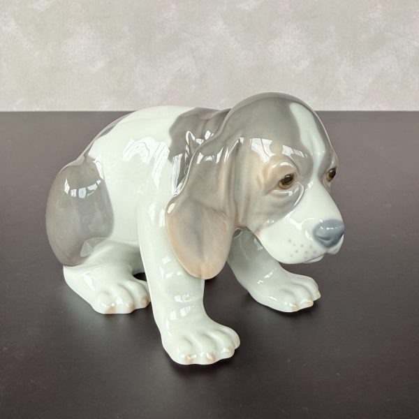 Lladro 1071 Щенок Бигля (сидит)